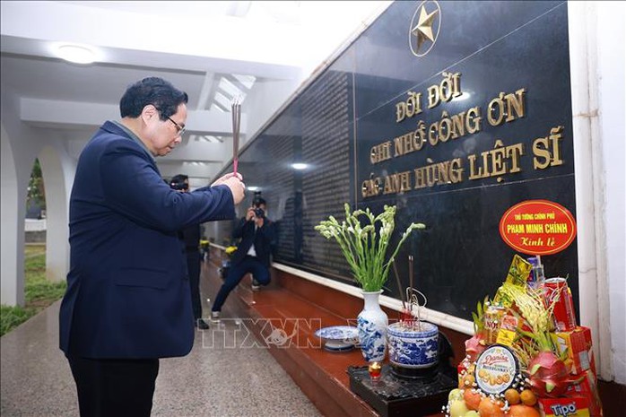 Thủ tướng d&acirc;ng hương tưởng niệm Chủ tịch Hồ Ch&iacute; Minh, c&aacute;c anh h&ugrave;ng, liệt sĩ tại Điện Bi&ecirc;n Phủ - Ảnh 4.