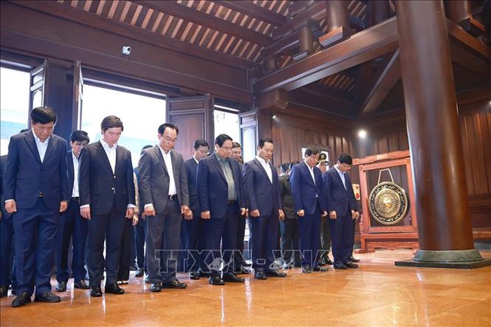 Thủ tướng d&acirc;ng hương tưởng niệm Chủ tịch Hồ Ch&iacute; Minh, c&aacute;c anh h&ugrave;ng, liệt sĩ tại Điện Bi&ecirc;n Phủ - Ảnh 2.