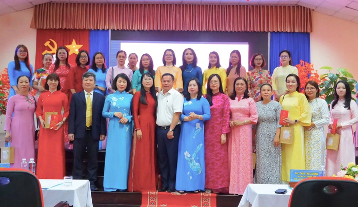 Những phần qu&agrave; đặc biệt cho người lao động nh&acirc;n dịp 8-3 - Ảnh 4.