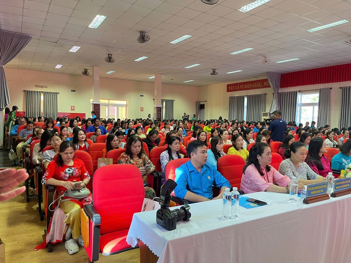 Những phần qu&agrave; đặc biệt cho người lao động nh&acirc;n dịp 8-3 - Ảnh 1.