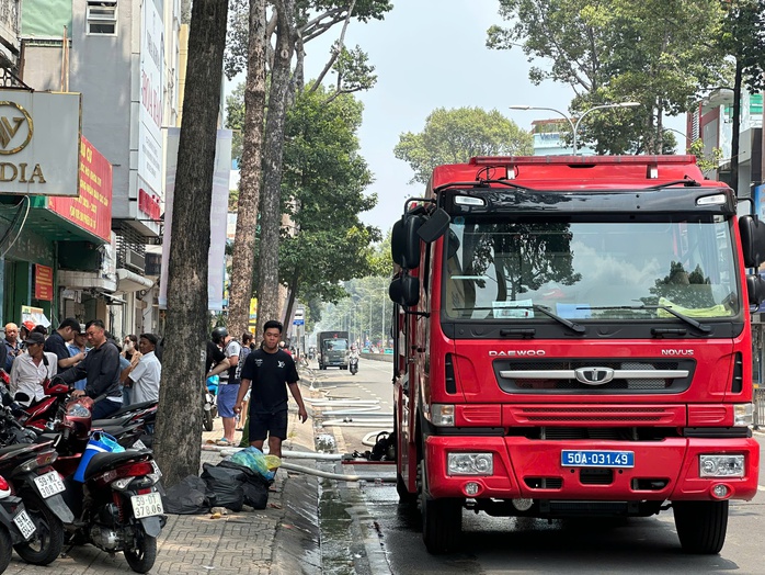 Cháy lớn nhà dân ở TPHCM vào ngày chủ nhật - Ảnh 2.
