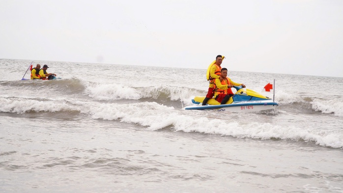 Những "người g&aacute;c s&oacute;ng" thầm lặng - Ảnh 1.