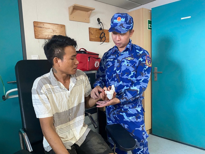 Ngư d&acirc;n bị tai nạn lao động được cảnh s&aacute;t biển hỗ trợ kịp thời - Ảnh 1.