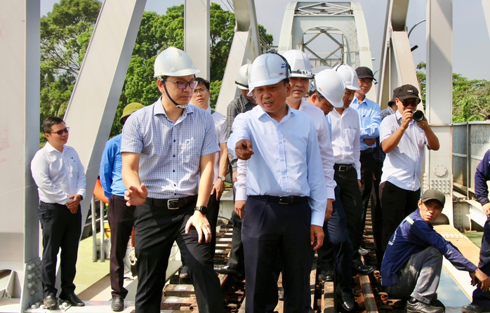 Chốt phương án sửa chữa cầu Ghềnh sau sự cố sà lan tông - Ảnh 1. Chốt phương án sửa chữa cầu Ghềnh sau sự cố sà lan tông - Ảnh 1.