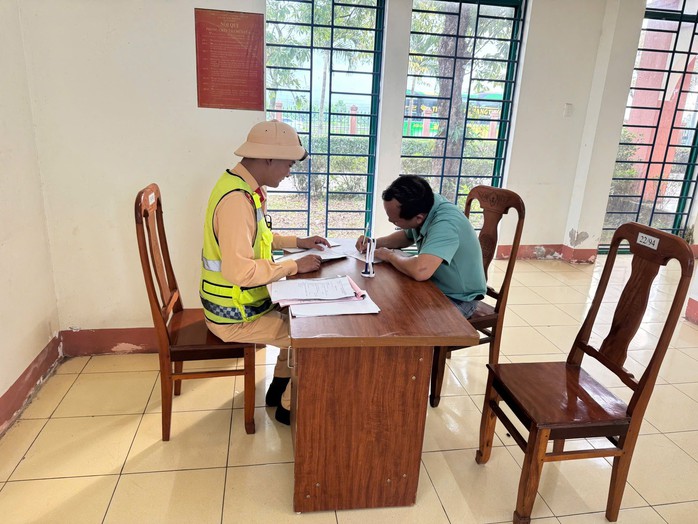 Xe kh&aacute;ch chở qu&aacute; số người quy định bị phạt gần 200 triệu đồng tại Quảng Trị - Ảnh 2.