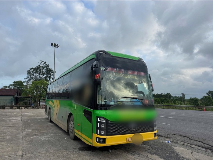 Xe kh&aacute;ch chở qu&aacute; số người quy định bị phạt gần 200 triệu đồng tại Quảng Trị - Ảnh 1.