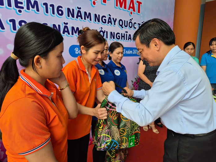 Ấm l&ograve;ng lao động nữ - Ảnh 1.