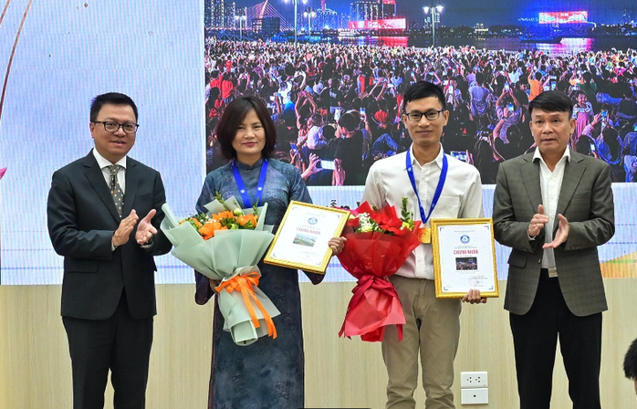 Gần 4.000 t&aacute;c phẩm khắc họa "Việt Nam tr&ecirc;n h&agrave;nh tr&igrave;nh đổi mới" - Ảnh 1.