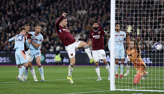 Bowen lập c&uacute; đ&uacute;p, West Ham v&agrave;o tứ kết FA Cup sau loạt lu&acirc;n lưu - Ảnh 1.