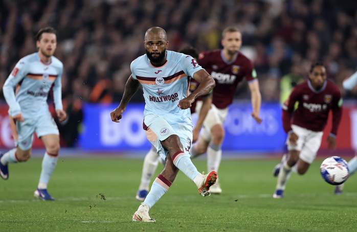 Bowen lập c&uacute; đ&uacute;p, West Ham v&agrave;o tứ kết FA Cup sau loạt lu&acirc;n lưu - Ảnh 4.
