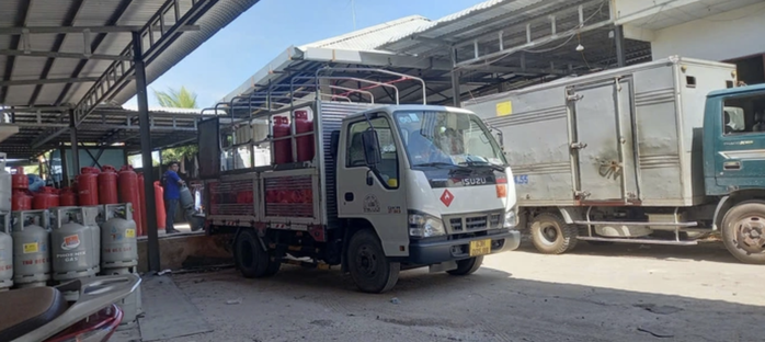 Găm h&agrave;ng gas, xăng dầu, chủ cửa h&agrave;ng vi phạm ra sao? - Ảnh 1.