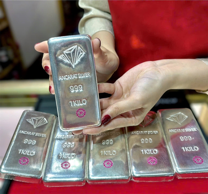 Giá bạc hôm nay 9-3: Giảm mạnh cùng với vàng khi giá dầu thô vượt 110 USD/thùng - Ảnh 1.