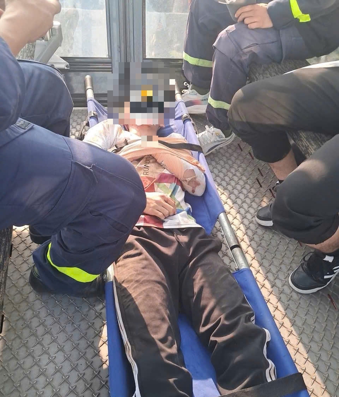 Kịp thời cứu nạn du kh&aacute;ch g&atilde;y xương đ&ograve;n khi leo n&uacute;i B&agrave; Đen - Ảnh 2.