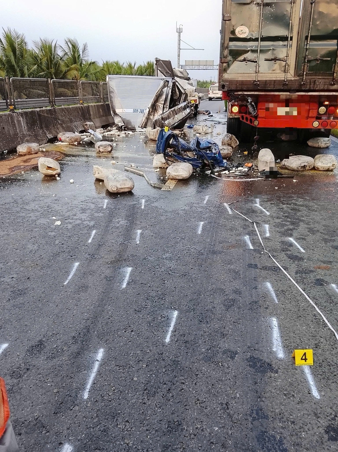 Tai nạn nghiêm trọng trên cao tốc Trung Lương - Mỹ Thuận , phụ xế tử vong - Ảnh 2. Tai nạn nghiêm trọng trên cao tốc Trung Lương - Mỹ Thuận , phụ xế tử vong - Ảnh 2.