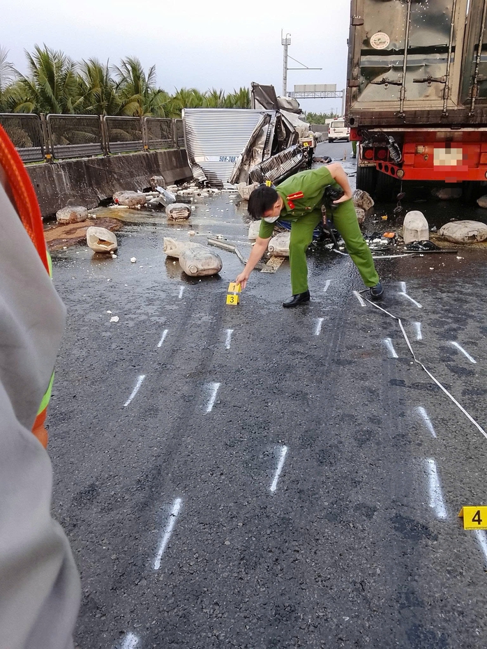 Tai nạn nghiêm trọng trên cao tốc Trung Lương - Mỹ Thuận , phụ xế tử vong - Ảnh 1. Tai nạn nghiêm trọng trên cao tốc Trung Lương - Mỹ Thuận , phụ xế tử vong - Ảnh 1.