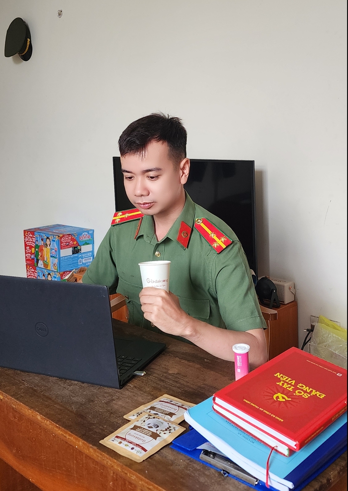 Ly c&agrave; ph&ecirc; trước giờ l&agrave;m nhiệm vụ - Ảnh 2.