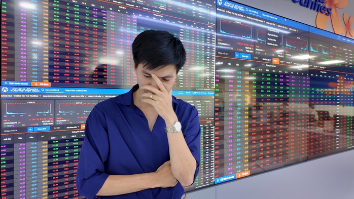 Chứng kho&aacute;n rớt thảm 115 điểm v&agrave; gi&aacute; dầu tăng sốc: Những điều cần biết - Ảnh 2.