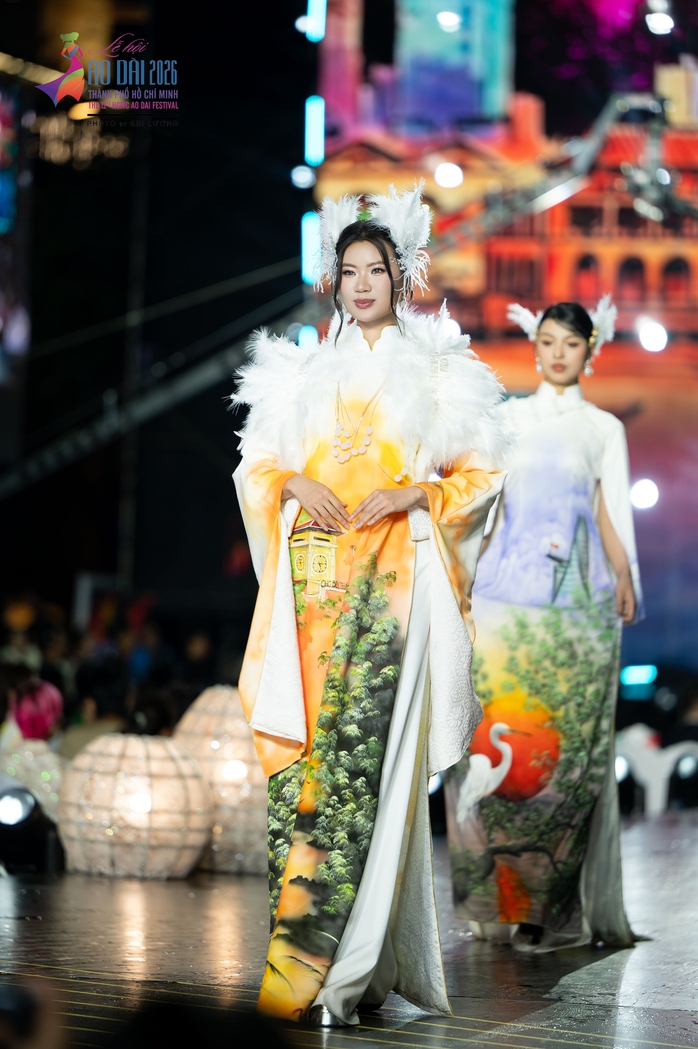 Bộ sưu tập áo dài đặc biệt của nhà thiết kế Việt Hùng - Ảnh 1.