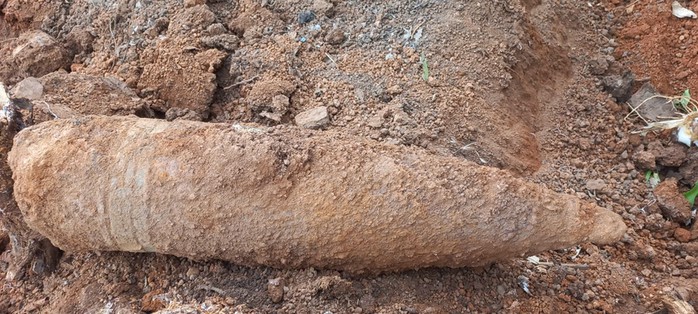 Đào móng xây hàng rào, người dân Gia Lai bất ngờ phát hiện 2 quả đạn cối - Ảnh 1. Đào móng xây hàng rào, người dân Gia Lai bất ngờ phát hiện 2 quả đạn cối - Ảnh 1.