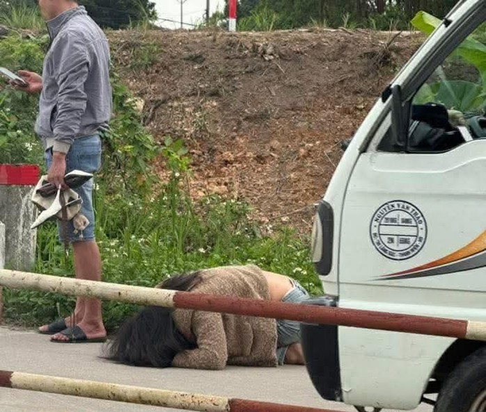 Công an Hải Phòng xác minh vụ cô gái bị kéo lê trên đường đầy bạo lực - Ảnh 2. Công an Hải Phòng xác minh vụ cô gái bị kéo lê trên đường đầy bạo lực - Ảnh 2.