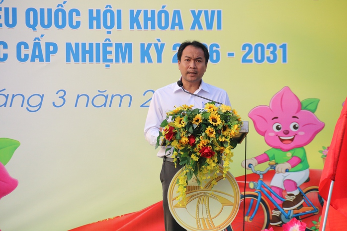 Phường ở TPHCM xuống đường tuyên truyền cho ngày bầu cử - Ảnh 1.