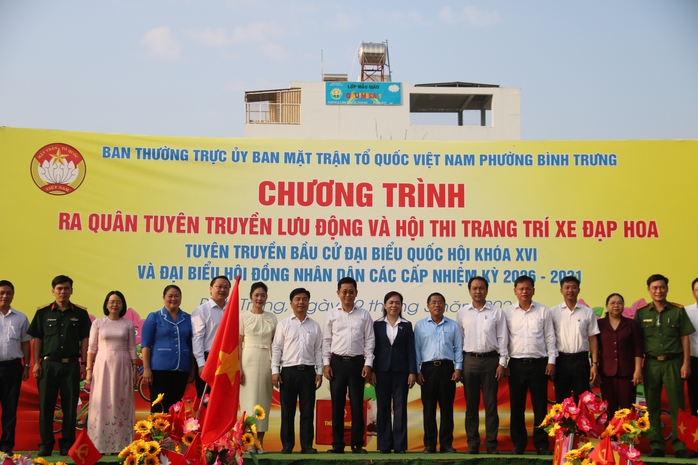 Phường ở TPHCM xuống đường tuyên truyền cho ngày bầu cử - Ảnh 3.