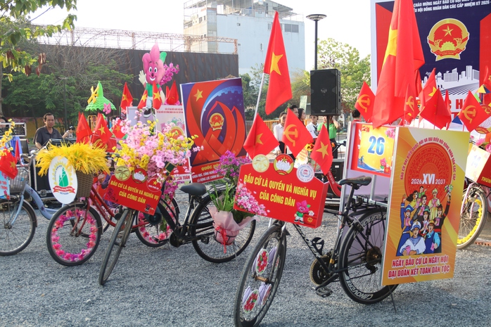 Phường ở TPHCM xuống đường tuyên truyền cho ngày bầu cử - Ảnh 2.