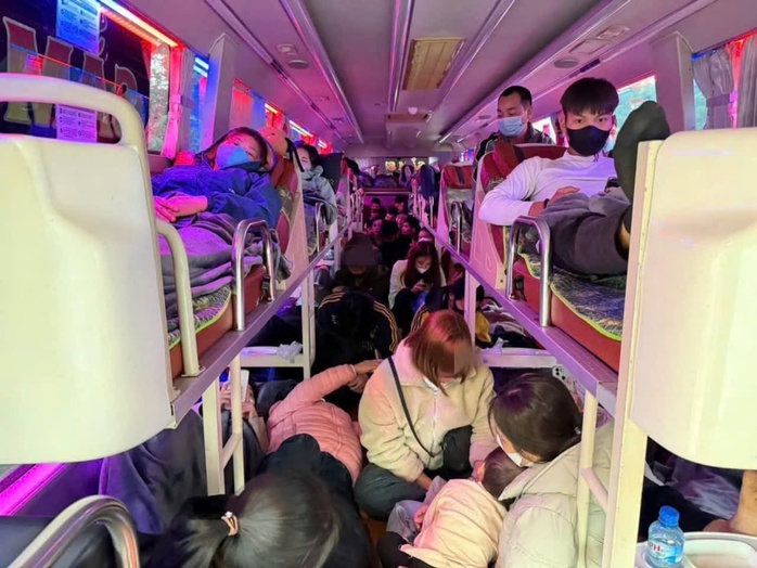 Xe khách 19 chỗ “nhồi nhét” 60 người bị phạt hơn 220 triệu đồng - Ảnh 2.