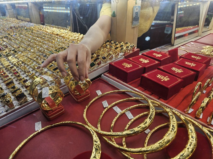 Giá vàng hôm nay 9 - 3 giảm mạnh giữa bối cảnh giá dầu vượt 100 USD / thùng - Ảnh 2. Giá vàng hôm nay 9 - 3 giảm mạnh giữa bối cảnh giá dầu vượt 100 USD / thùng - Ảnh 2.