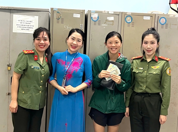 Nữ du kh&aacute;ch Mỹ bỏ qu&ecirc;n chiếc v&iacute; chứa h&agrave;ng ng&agrave;n USD tại s&acirc;n bay Đồng Hới - Ảnh 1.