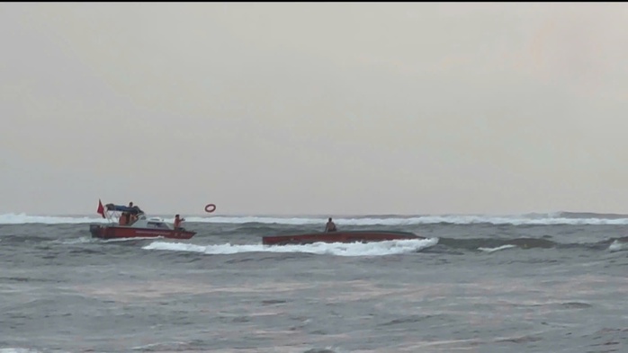 T&agrave;u c&aacute; gặp nạn tại cửa biển Nhật Lệ: 5 Ngư d&acirc;n được cứu kịp thời - Ảnh 2.