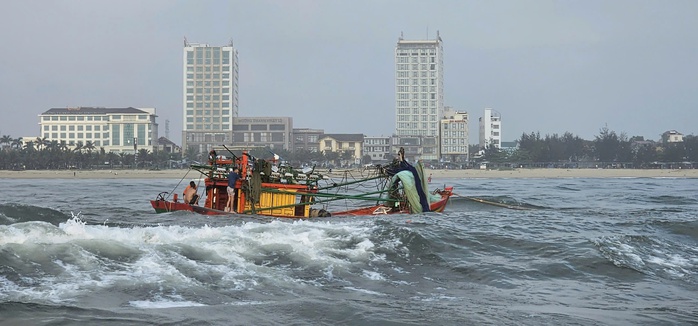 T&agrave;u c&aacute; gặp nạn tại cửa biển Nhật Lệ: 5 Ngư d&acirc;n được cứu kịp thời - Ảnh 1.