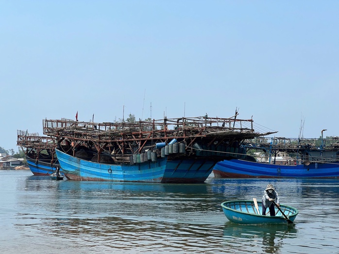 2 t&agrave;u c&aacute; c&ugrave;ng 70 ngư d&acirc;n Quảng Ng&atilde;i hỏng m&aacute;y, đang cầu cứu giữa biển - Ảnh 1.