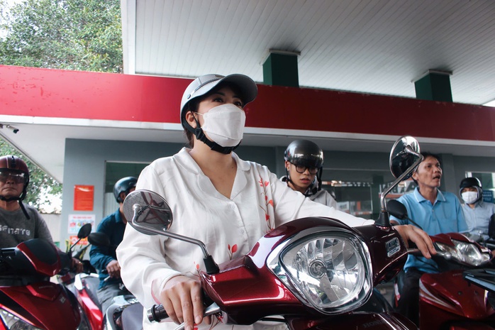 TPHCM: C&acirc;y xăng đ&ocirc;ng nghẹt người d&acirc;n xếp h&agrave;ng chờ đổ giữa trưa - Ảnh 4.