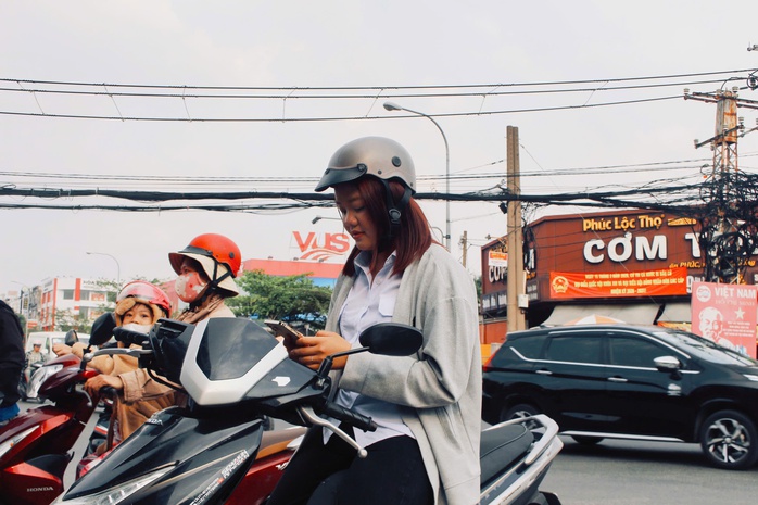 TPHCM: C&acirc;y xăng đ&ocirc;ng nghẹt người d&acirc;n xếp h&agrave;ng chờ đổ giữa trưa - Ảnh 11.