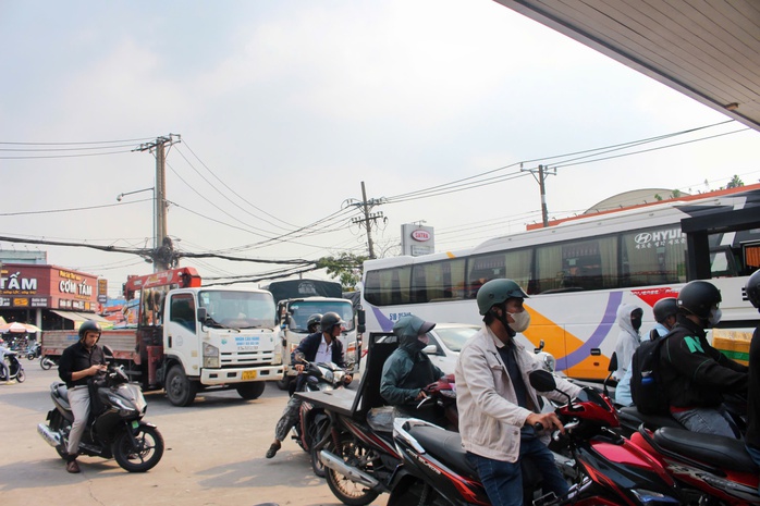 TPHCM: C&acirc;y xăng đ&ocirc;ng nghẹt người d&acirc;n xếp h&agrave;ng chờ đổ giữa trưa - Ảnh 3.