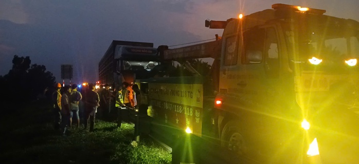 Tai nạn nghiêm trọng trên cao tốc Trung Lương - Mỹ Thuận , phụ xế tử vong - Ảnh 3. Tai nạn nghiêm trọng trên cao tốc Trung Lương - Mỹ Thuận , phụ xế tử vong - Ảnh 3.