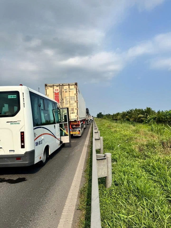 Tai nạn trên tuyến cao tốc Trung Lương - Mỹ Thuận, phụ xế tử vong trong cabin - Ảnh 1.