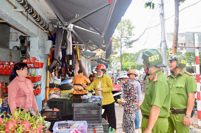 H&oacute;a giải bức x&uacute;c tr&ecirc;n vỉa h&egrave;, dưới l&ograve;ng đường - Ảnh 1.