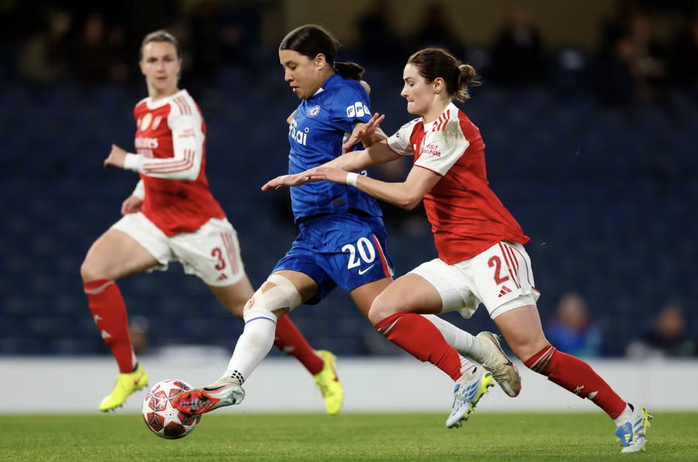 Thắng nghẹt thở derby London, Chelsea mất v&eacute; b&aacute;n kết Champions League nữ v&igrave; Arsenal - Ảnh 1.