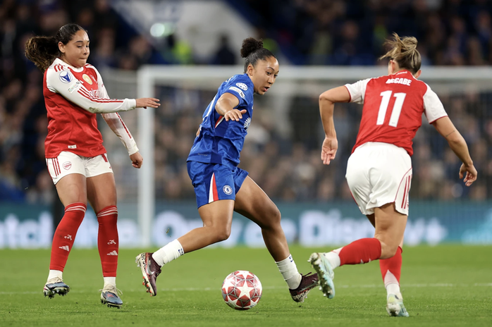 Thắng nghẹt thở derby London, Chelsea mất v&eacute; b&aacute;n kết Champions League nữ v&igrave; Arsenal - Ảnh 2.