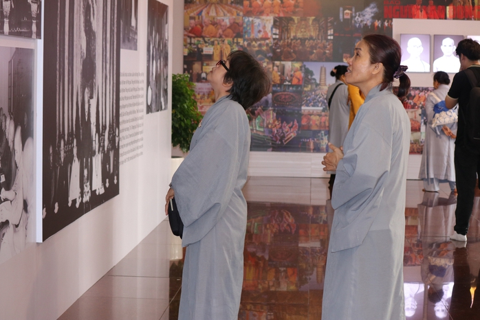 Triển l&atilde;m "45 năm Gi&aacute;o hội Phật gi&aacute;o Việt Nam: Ph&aacute;t triển c&ugrave;ng đất nước - Bước v&agrave;o kỷ nguy&ecirc;n mới" - Ảnh 18.