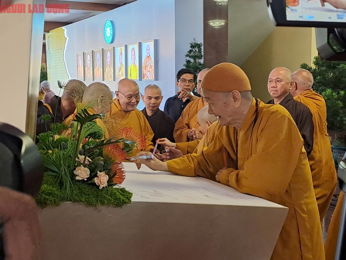 Triển l&atilde;m "45 năm Gi&aacute;o hội Phật gi&aacute;o Việt Nam: Ph&aacute;t triển c&ugrave;ng đất nước - Bước v&agrave;o kỷ nguy&ecirc;n mới" - Ảnh 11.