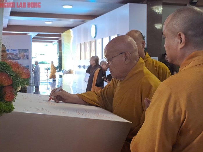 Triển l&atilde;m "45 năm Gi&aacute;o hội Phật gi&aacute;o Việt Nam: Ph&aacute;t triển c&ugrave;ng đất nước - Bước v&agrave;o kỷ nguy&ecirc;n mới" - Ảnh 12.