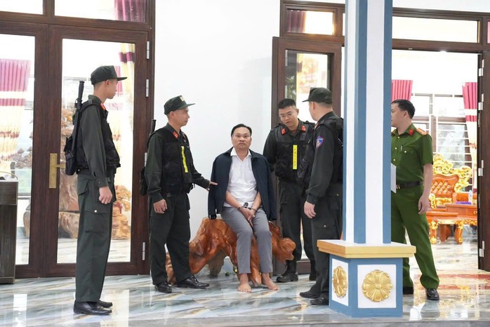 Vụ hơn 200 cảnh sát tham gia phá chuyên án lớn, bắt nhiều giám đốc: Bắt nhiều cán bộ - Ảnh 1.