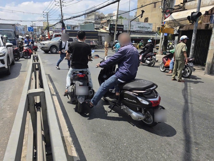 C&ocirc;ng an TPHCM khởi tố 2 người đ&aacute;nh nhau sau quẹt xe tr&ecirc;n đường Trường Chinh - Ảnh 3.