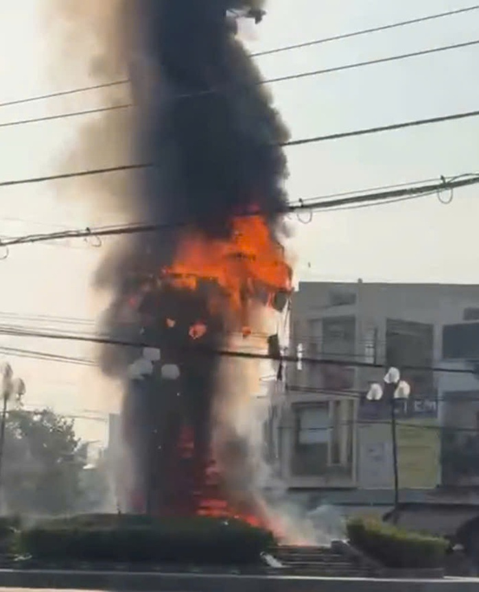 Cháy lớn tại vòng xoay tân hòa đồng Tháp khiến người dân hoảng sợ - Ảnh 2. Cháy lớn tại vòng xoay tân hòa đồng Tháp khiến người dân hoảng sợ - Ảnh 2.