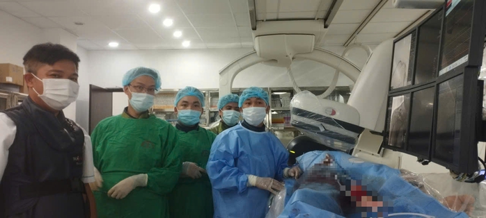 4 giờ căng n&atilde;o lấy dị vật trong tim bệnh nh&acirc;n 35 tuổi - Ảnh 1.