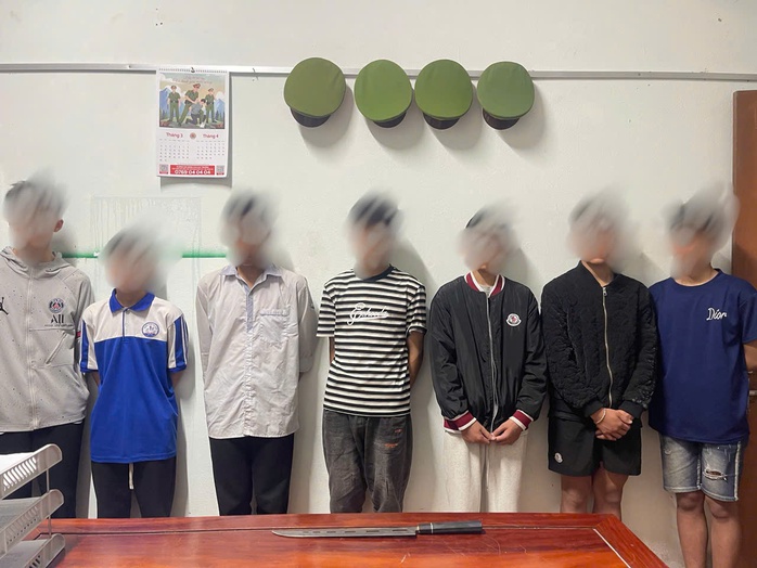 Kịp thời ngăn chặn nhóm học sinh manh kiếm đến trường để giải quyết mâu thuẫn. - Ảnh 1.