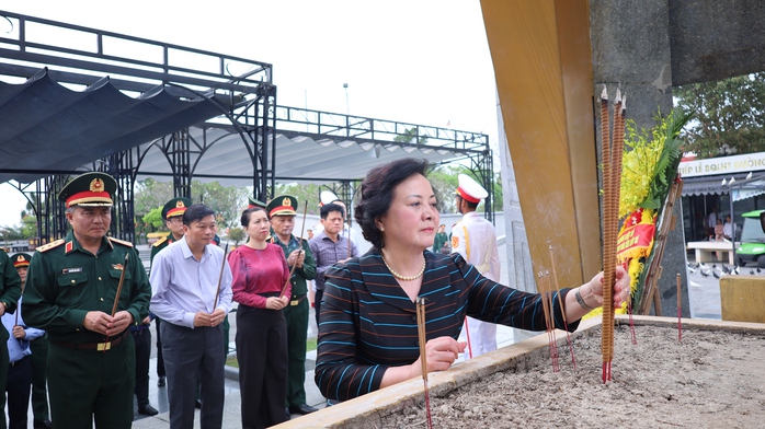 Ph&oacute; Thủ tướng Phạm Thị Thanh Tr&agrave; tri &acirc;n anh h&ugrave;ng liệt sĩ tại Quảng Trị - Ảnh 2.